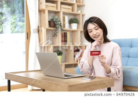 年輕女子用卡支付 84970426
