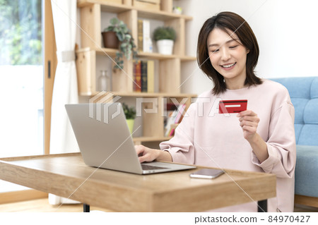 年輕女子用卡支付 84970427