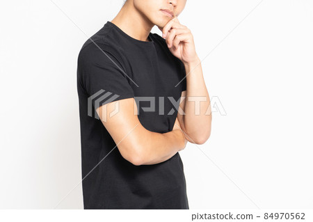 一個穿著困擾的黑色T卹站在白底前的男人 一個穿著困擾的黑色T卹站在白底前的男人 84970562