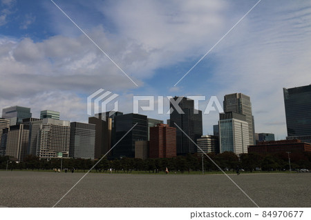 從故宮廣場到東京站丸之內建築和松樹 從故宮廣場到東京站丸之內建築和松樹 84970677