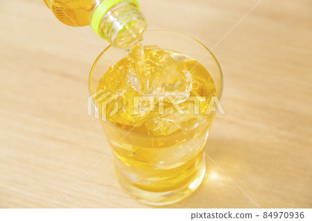 PET bottle tea 84970936