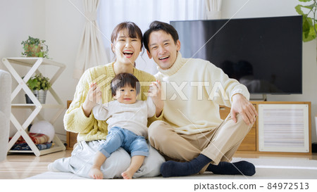 Parents and children in winter clothes (family, family, childcare, childcare) 84972513