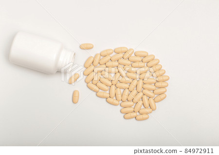 Medicines and pills for the brain and the prevention of mental illness. Alzheimer's, dementia, antipsychotics, stimulants to improve memory, thinking, learning concept. Pills in a brain pile on a 84972911
