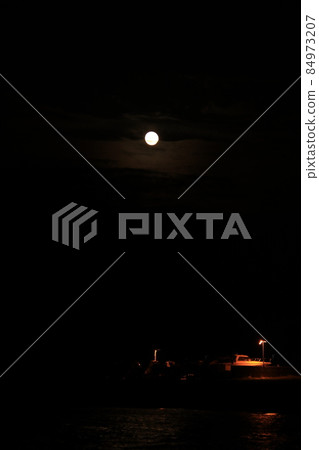 The sea at night when the moon rises The sea at night when the moon rises 84973207