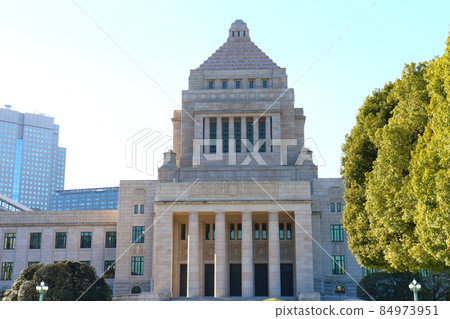 東京都千代田區永田町國會大廈1丁目左側的眾議院和右側的參議院 東京都千代田區永田町國會大廈1丁目左側的眾議院和右側的參議院 84973951