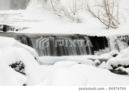 【北海道東川町】12月雪景美麗的冬季河流 84974704