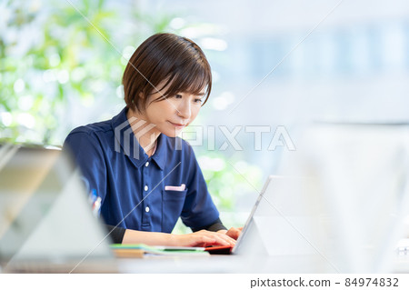 Long-term care image Caregiver remote care IT conversion Shooting cooperation: WEEK Shibadaimon (Sun Frontier Fudousan) 84974832