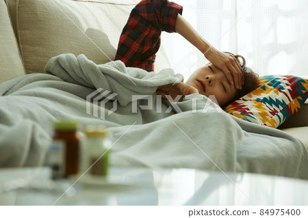 A young woman with poor physical condition 84975400