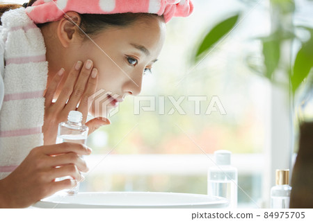 年輕女子早上洗臉 84975705