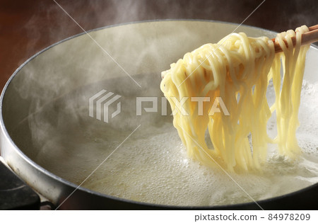 Ramen with a sizzling feeling of steam 84978209
