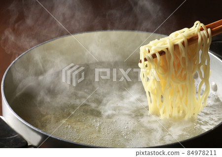 Ramen with a sizzling feeling of steam 84978211