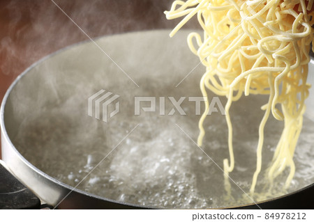 熱氣騰騰的拉麵 84978212