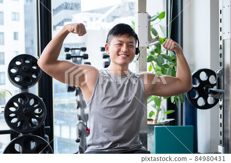 Male trainer with beautiful muscles looking at the camera Male trainer with beautiful muscles looking at the camera 84980431