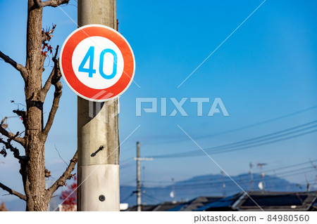 電線桿上的速度標誌 84980560
