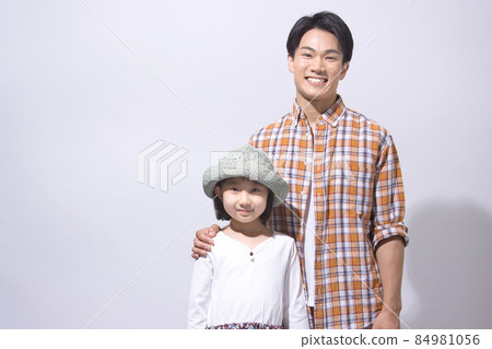 Girl in straw hat and smiling dad 84981056