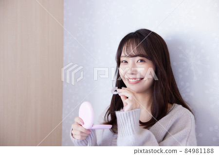 Female wearing mouthpiece correction Female wearing mouthpiece correction 84981188