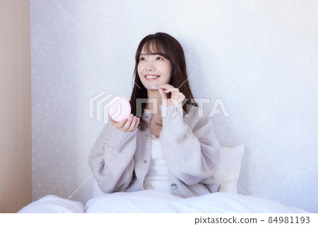 Female wearing mouthpiece correction 84981193