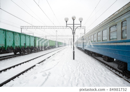 Train station peron covered by snow in winter time Train station peron covered by snow in winter time 84981732
