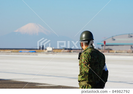 木更津駐地和富士山的自衛隊人員（千葉縣木更津市） 84982792