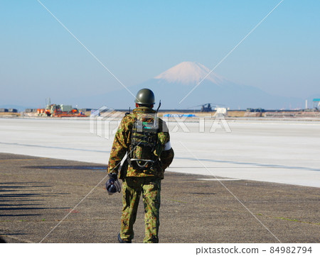木更津機場和富士山的自衛隊人員 木更津機場和富士山的自衛隊人員 84982794