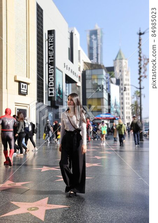 一位在美國洛杉磯好萊塢觀光的年輕日本女性 84985023