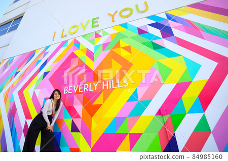 A young Japanese woman sightseeing in Beverly Hills, Los Angeles, USA 84985160