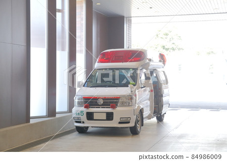 救護車抵達醫院 救護車抵達醫院 84986009