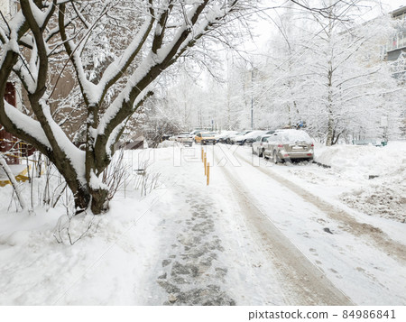 Snowy courtyard with a car in Moscow, Russia Snowy courtyard with a car in Moscow, Russia 84986841