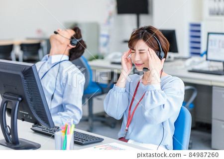 Male and female businessmen tired of desk work Male and female businessmen tired of desk work 84987260