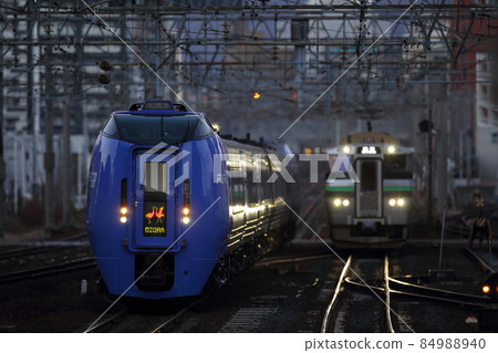 Kiha 283 Ozora running side by side 84988940