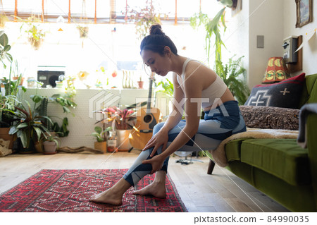 在房間裡訓練的可愛女人 84990035