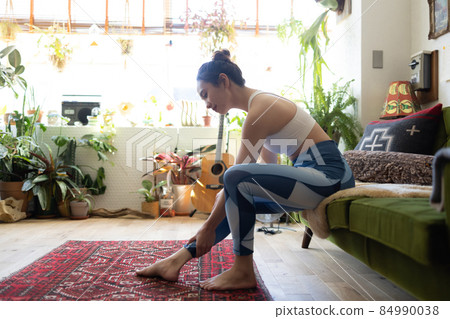 A cute woman who trains in the room A cute woman who trains in the room 84990038