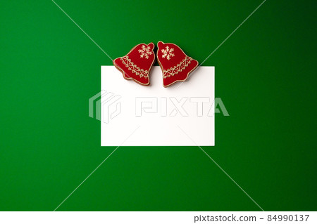 Blank paper and gingerbread Christmas cookie top view 84990137