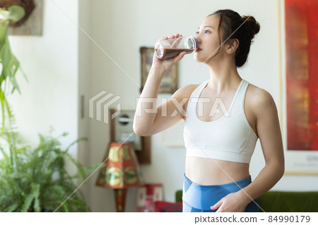 A cute woman who trains in the room A cute woman who trains in the room 84990179