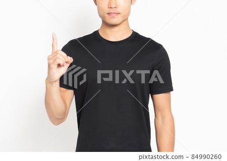 穿著黑色 T 恤的年輕人站在白色背景前,顯示點 穿著黑色 T 恤的年輕人站在白色背景前,顯示點 84990260