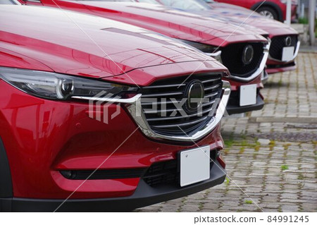 汽車圖片 馬自達汽車在經銷商處排隊 84991245