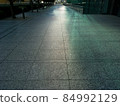 照耀在陽光下的路面 84992129