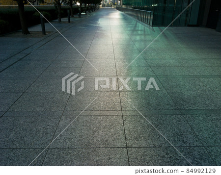 照耀在陽光下的路面 照耀在陽光下的路面 84992129