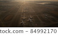飛機仍然在黃昏時停在跑道上 84992170