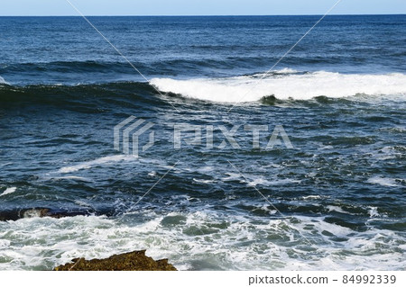 Rough waves in rocky areas of the Sea of Japan 84992339