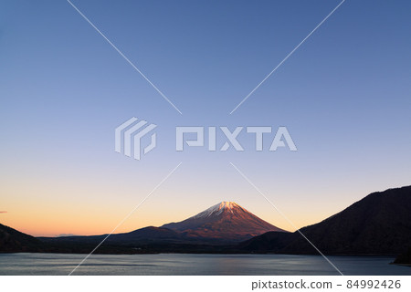 Superb view of Lake Motosu and Mt. Fuji at dusk 84992426