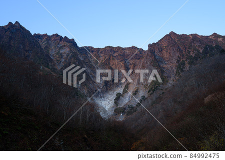 黎明時分的谷川岳一野倉澤，絕景 84992475