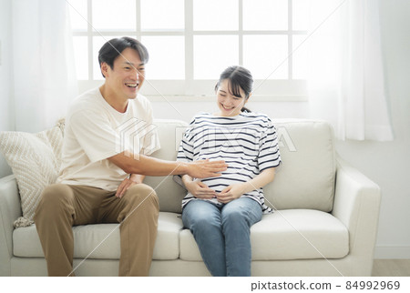 男人撫摸孕婦的肚子（夫妻） 84992969