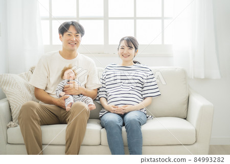 Men and women training in maternity classrooms using dolls Men and women training in maternity classrooms using dolls 84993282