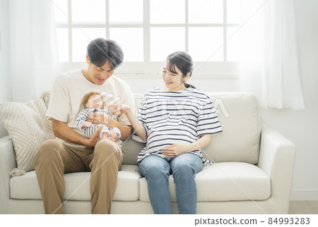 Men and women training in maternity classrooms using dolls 84993283