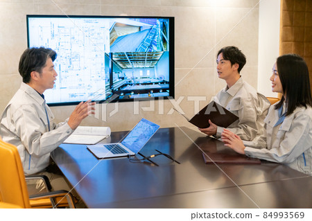 工人看建築圖紙展示 攝影合作：WEEK Shibadaimon (Sun Frontier Fudousan) 84993569