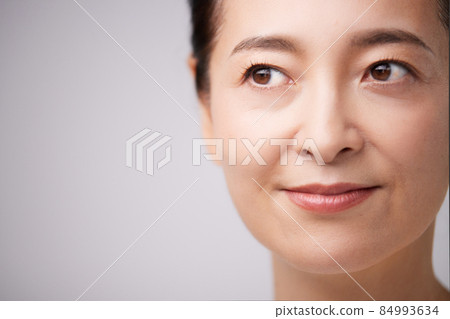 Middle woman beauty 84993634