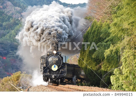 SL Yamaguchi JR Yamaguchi Line Departs Tsuwano after leaving Taikodani Inari Shrine 84994015