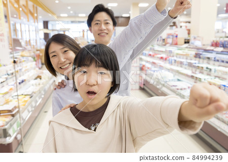 努力在超市購物的家庭父母和孩子 84994239