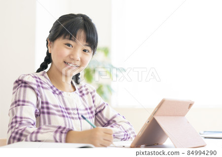 Girls in the upper grades of elementary school studying with a tablet 84994290